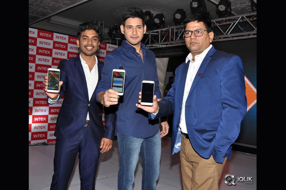 Mahesh-Babu-Launches-INTEX-Aqua-Mobiles